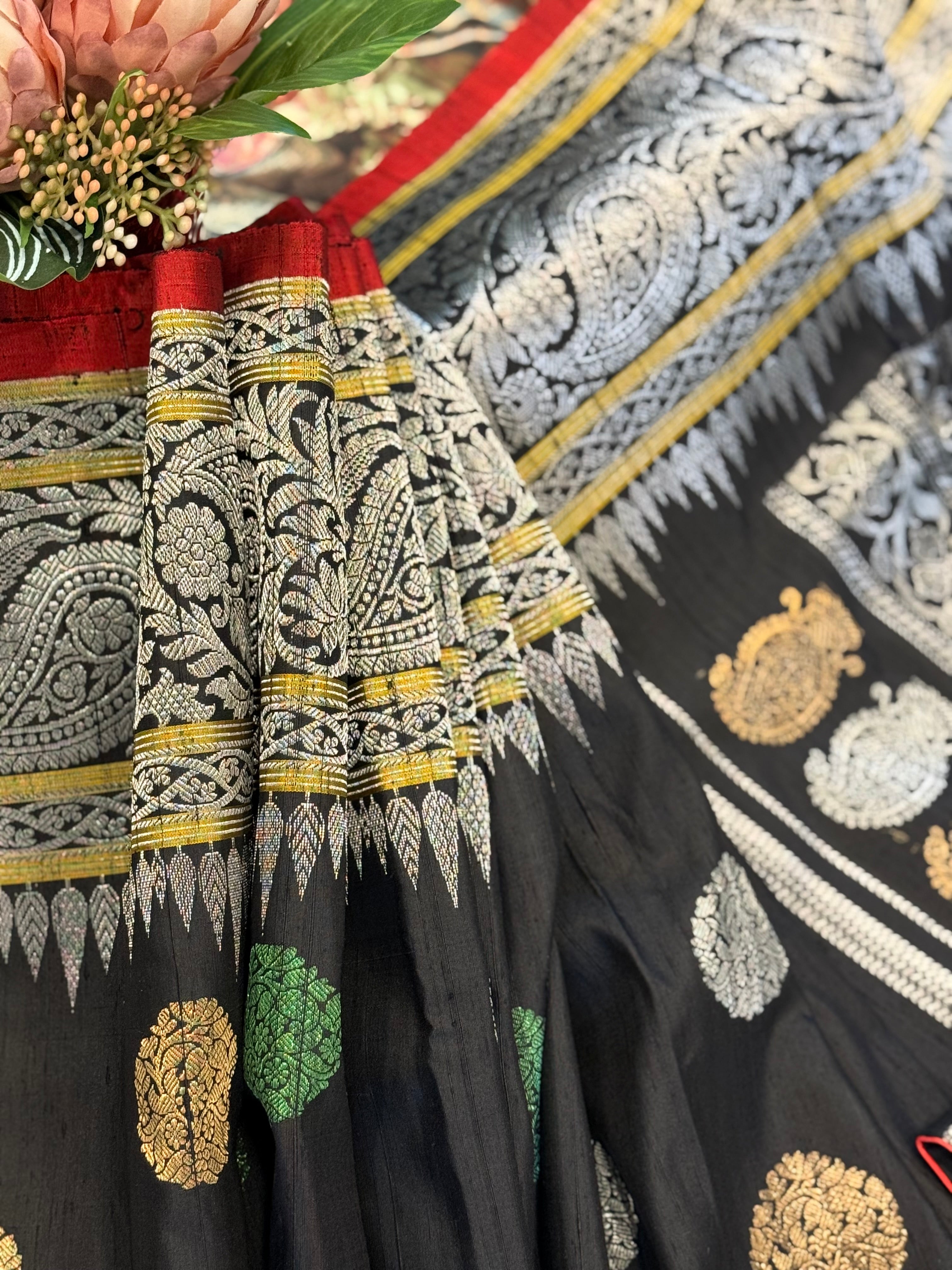 Stunning Black Gadwal Pattu