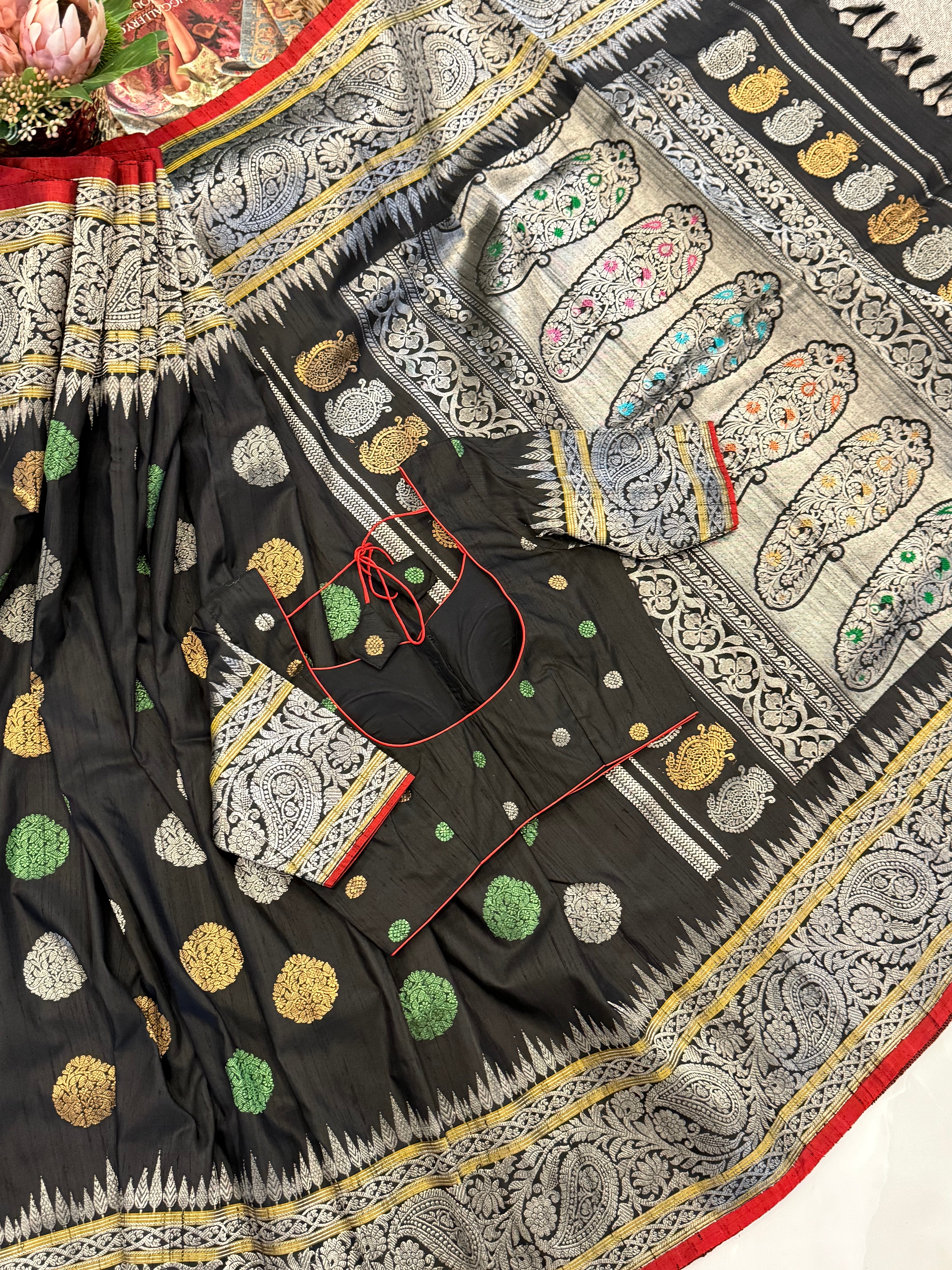 Stunning Black Gadwal Pattu